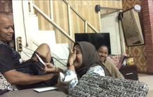 Momen Wanita Pertama Kali Berikan THR untuk Orang Tuanya Ini Viral, Bikin Haru