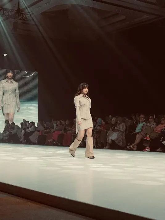 Tampilannya terlihat edgy dengan flat shoes yang dirancang dengan siluet boots. [@fuji_an]