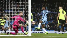 Pemain Manchester City, Kelechi Iheanacho (tengah) mengecoh kiper Huddersfield Town dengan golnya pada laga Piala FA putaran kelima di Etihad stadium, Manchester, Wednesday, (1/3/2017). Man.City menang 5-1. (AP/Dave Thompson)