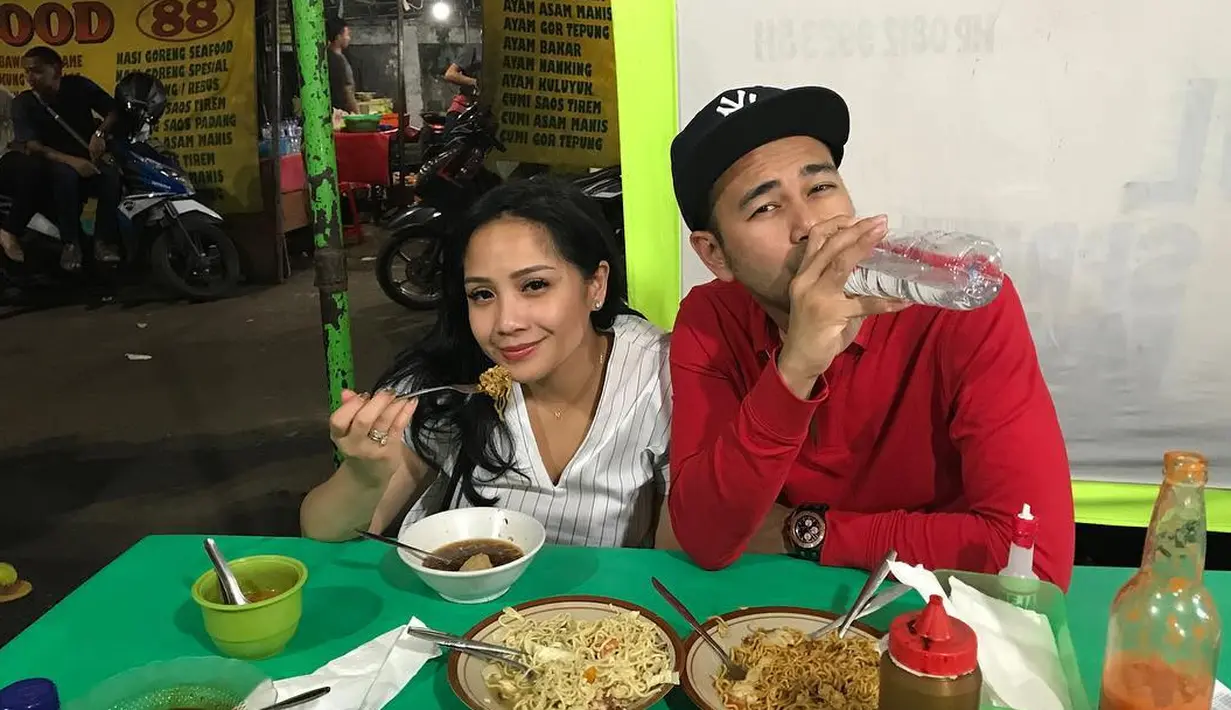"Malem Minggu nongkrong dulu Warteg 😇💪😘," tulisnya sebagai keterangan foto saat makan di warung tenda pinggir jalan. Pasangan yang telah memiliki seorang anak itu terlihat santai tanpa dihadiri buah hati. (Instagram/raffinagita1717)