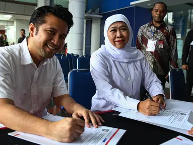 Gubernur dan Wakil Gubernur Jawa Timur terpilih pada Pemilihan Kepala Daerah (Pilkada) Serentak 2024, Khofifah Indar Parawansa (kedua kiri) bersama Emil Elestianto Dardak saat melakukan registrasi pelantikan dan pemeriksaan kesehatan di Kantor Kementerian Dalam Negeri (Kemendagri), Jakarta, Minggu (16/2/2025). (Liputan6.com/Angga Yuniar)