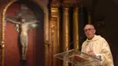 Bergoglio dikenal karena sikap dan sifatnya yang membumi. Tampak dalam foto Kardinal Argentina Jorge Mario Bergoglio dalam sebuah misa untuk mengenang 194 orang yang tewas dalam kebakaran di diskotik Cromagnon di Buenos Aires pada tanggal 30 Desember 2005. (JUAN MABROMATA/AFP)