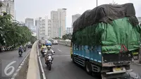 Sejumlah pengendara sepeda motor berbalik melawan arah JLNT Kampung Melayu - Tanah Abang, Jakarta, Senin (31/10). Meskipun dipasang rambu larangan melintas bagi sepeda motor pengendara tersebut tetap nekat memasuki jalur itu. (Liputan6.com/Yoppy Renato)