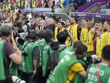 Pemain Portugal, Cristiano Ronaldo menyanyikan lagu kebangsaan bersama rekan-rekannya saat laga 16 besar Piala Dunia 2022 melawan Swiss yang berlangsung di Lusail Stadium, Selasa (06/12/2022) waktu setempat. (AP/Pavel Golovkin)