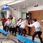 Kelakuan Kocak Pegawai Bank Saat Main TikTok Ini Bikin Ketawa (sumber:Instagram/lucu.abis)