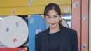 Di potret ini, Vanesha kenakan t-shirt pendek dengan rok balon dan blazer navy. Agar tampilannya tidak flat, ini kenakan stocking merah [@vaneshaass]
