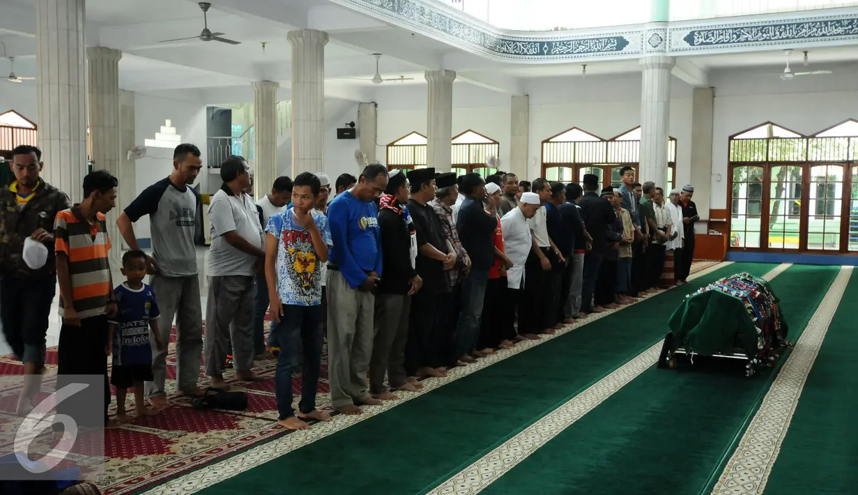 Jenazah penjaga gawang Arema FC, Achmad Kurniawan saat akan disalatkan jelang pemakaman di kawasan Cijantung, Jakarta, Rabu (11/1). Kiper Arema FC, Achmad Kurniawan wafat di usia 37 tahun. (Liputan6.com/Helmi Fithriansyah)
