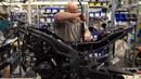 Pekerja  merakit sepeda motor Triumph di jalur perakitan di pabrik Triumph Motorcycles di Hinckley, Inggris (2/10). Pada tahun 1902 Triumph berkembang memproduksi sepeda motor pertama, Triumph 1. (AFP Photo/Oli Scarff)