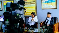 Calon Wakil Presiden nomor urut 01 Kiai Ma'ruf Amin, hari ini menyambangi kediaman Emha Ainun Nadjib di Yogyakarta. (Liputan6.com/Putu)