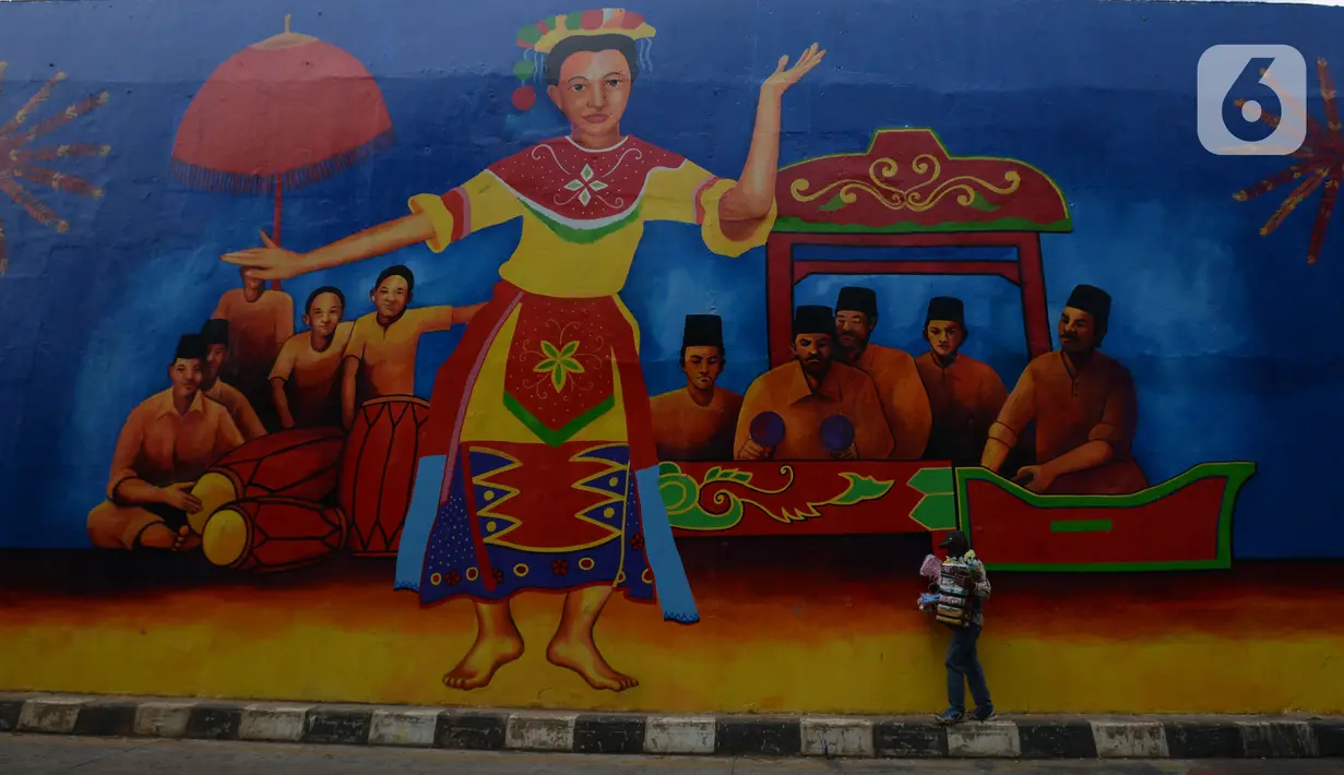 Soerang pedagang melintas di Flyover 'Gaplek' Martadinata yang dipercantik dengan lukisan mural di Tangerang Selatan, Jumat (9/4/2021). Seni mural ini untuk memperindah suasana jalan kota. (merdeka.com/Imam Buhori)