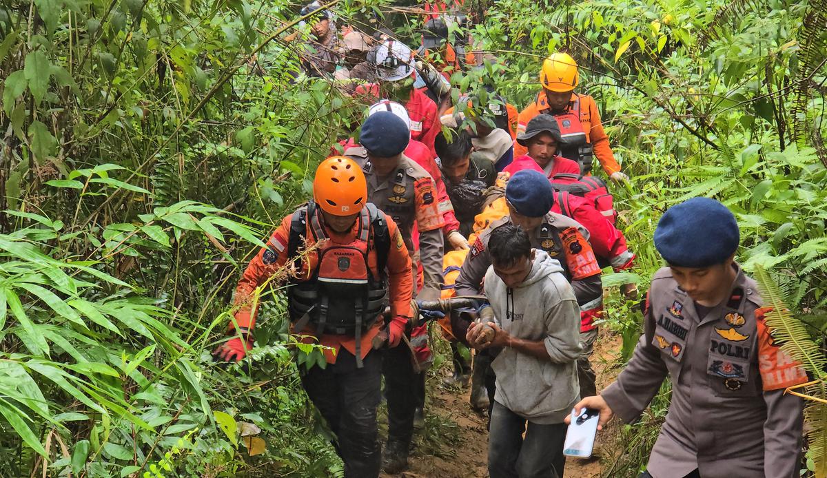 evakuasi korban longsor tambang emas di solok