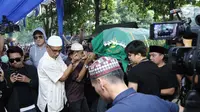 Sejumlah kerabat dan keluarga mengantarkan jenazah Julia Perez untuk dimakamkan di TPU Pondok Ranggon, Jakarta, Sabtu (10/6). Jupe diketahui mengidap sakit kanker serviks sejak 2014 silam. (Liputan6.com/Herman Zakharia)