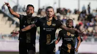 Derby Tangerang tersaji pada pekan ke-20 BRI Liga 1 2022/2023 di Stadion Indomeilk Arena, Minggu (22/1/2023) sore WIB. Dewa United FC yang berstatus tuan rumah dan tertinggal terlebih dahulu akhirnya berhasil mengalahkan saudara tuanya Persita Tangerang dengan skor tipis 3-2. Tiga gol Dewa United dicetak oleh brace Karim Rossi serta satu gol dari Majed Osman. Sementara dua gol persita dicetak oleh Ramiro Fergonzi dan Shin Young-bae, melengkapi dominasi para pemain asing kedua kubu yang mencetak seluruh gol. Dengan hasil ini Dewa United FC sementara menempati posisi ke-13 klasemen sementara dengan mengemas 21 poin. Sementara Persita meski kalah masih lebih baik posisinya di peringkat ke-10 dengan 25 poin. (Bola.com/Bagaskara Lazuardi)