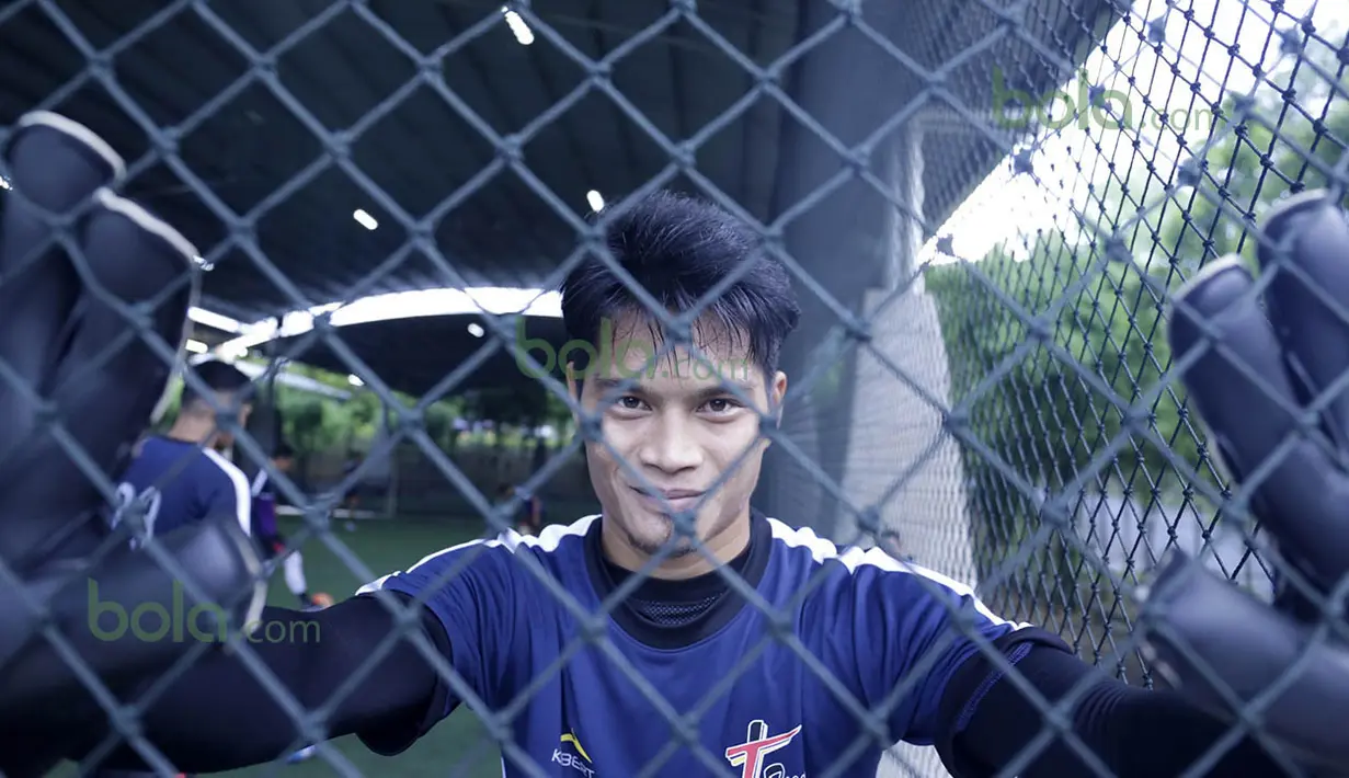 Kiper utama T-Team bergaya usai latihan di Lapangan Futsal Extreme Park Ipoh, Perak, Malaysia, Jumat (29/01/2016). (Bola.com/Nicklas Hanoatubun)