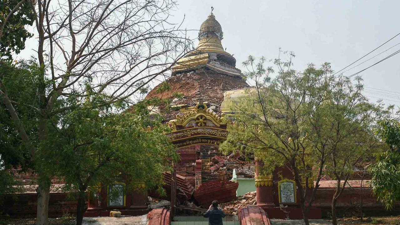FOTO: Tim SAR Mencari Korban Selamat di Mandalay, Kota dengan Kerusakan Paling Parah Akibat Gempa di Myanmar