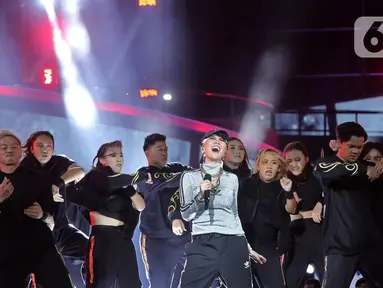 Penampilan Agnez Mo saat menghibur di atas panggung Konser Raya 28 Tahun INDOSIAR LUA28IASA di Studio 6 Emtek City, Jakarta, Rabu (10/1/2023). Lagu Cook Bottle mengawali penampilannya dengan diiringi alunan musik dan tarian Janger dari Bali. (Fimela.com/Bambang E. Ros)