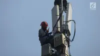 Teknisi melakukan pengecekan audit data jaringan 3G dan 4G pada tiang monopol di Jalan Diponegoro, Jakarta, Sabtu (24/8/2019). Fasilitas internet yang disediakan pemerintah memiliki koneksi jaringan 3G dan 4G. (merdeka.com/Imam Buhori)