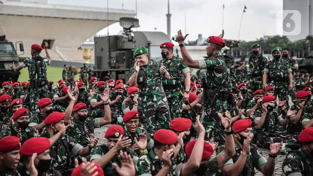 FOTO: Jenderal Dudung Tinjau Kesiapan Pasukan Usai Apel di Monas