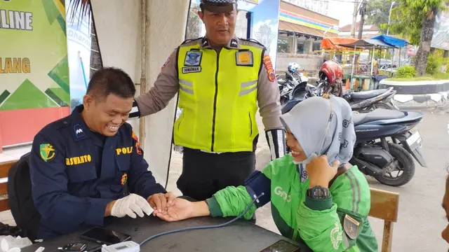 Pemeriksaan dan layanan kesehatan gratis untuk pengemudi ojek online (ojol) di Pemalang, Jawa Tengah. (Foto: Liputan6.com/Polres Pemalang)