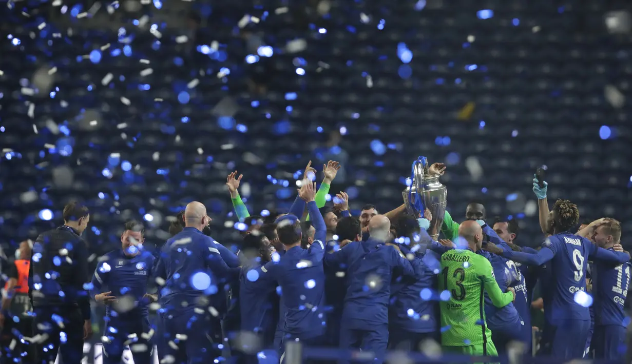 Para pemain Chelsea berselebrasi saat meraih trofi Liga Champions usai mengalahkan Chelsea pada babak final Liga Champions di Stadion Dragao, Portugal, Minggu (30/5/2021).  Kali terakhir Chelsea mengangkat piala usai menang atas Bayern Muenchen pada edisi 2011-2012. (AP Photo/Manu Fernandez, Pool)