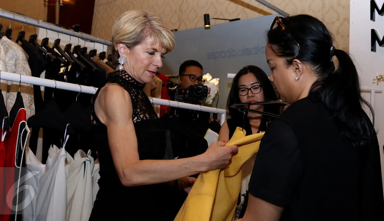 Menlu Australia, Julie Bishop berbincang dengan peserta pameran di salah satu booth Jakarta Fashion Week 2017 di Jakarta, Rabu (26/10). Dalam kunjungannya Julia Bishop melihat karya-karya desainer Indonesia. (Liputan6.com/Gempur M Surya)