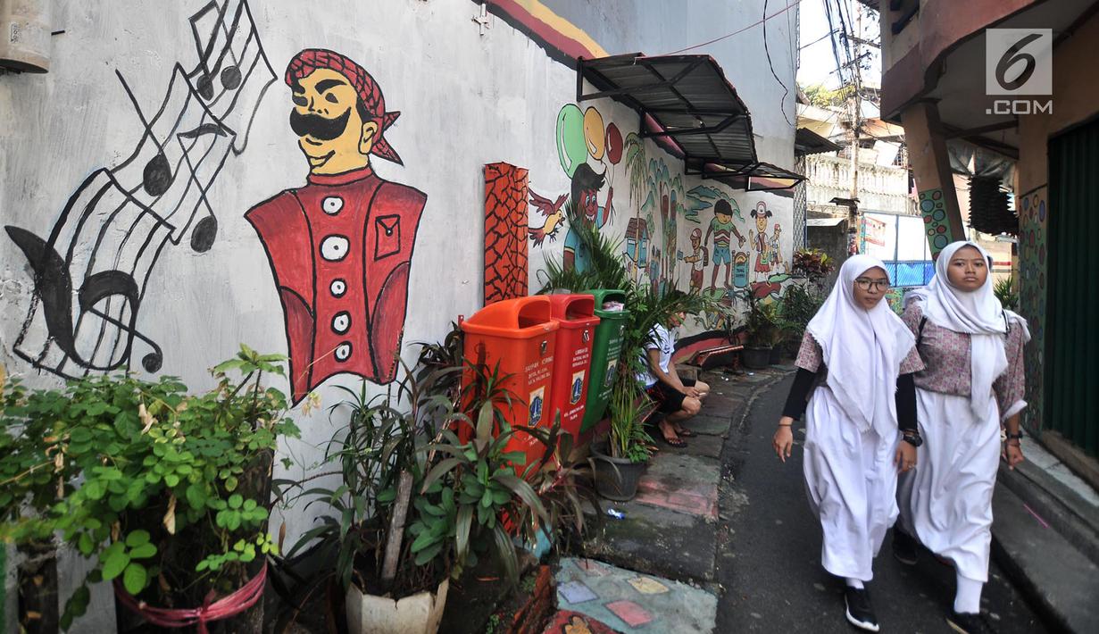 FOTO: Warna-warni Mural di Jembatan Lima - Page 1 - News Liputan6.com
