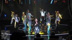 Penampilan Shiha Zikir asal Malaysia dalam Grand Final D'Academy Asia 2015 di Studio 5 Indosiar, Jakarta, Senin (28/12). Malam puncak grand final D'Academy Asia akan digelar pada 29 Desember malam. (Liputan6.com/Herman Zakharia)
