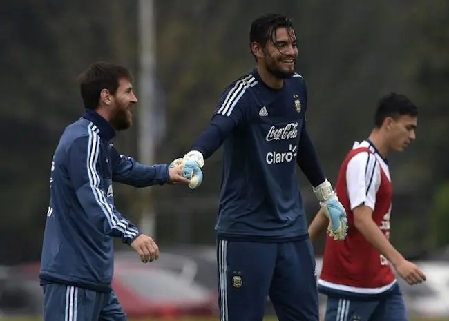 Sergio Romero meminta maaf dan Lionel Messi menyikapinya dengan tawa. (AFP)