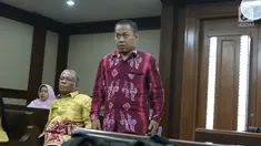Terdakwa perantara suap pembangunan RSUD Damanhuri, Barabai, TA 2017, Abdul Basit jelang sidang putusan di Pengadilan Tipikor, Jakarta, Senin (13/8). Abdul Basit dijatuhi hukuman 4 tahun penjara, denda Rp 200 juta. (Liputan6.com/Helmi Fithriansyah)