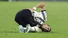Pemain Juventus, Di Maria, meringis kesakitan saat melawan Napoli pada laga Liga Italia di Stadion  Diego Armando Maradona, Naples, (13/1/2023). Juventus resmi mendapatkan hukuman dari Federasi Sepak Bola Italia (FIGC). Bianconeri dihukum pengurangan poin hingga 15 poin di Serie A Liga Italia 2022/2023. (Alessandro Garofalo/LaPresse via AP)