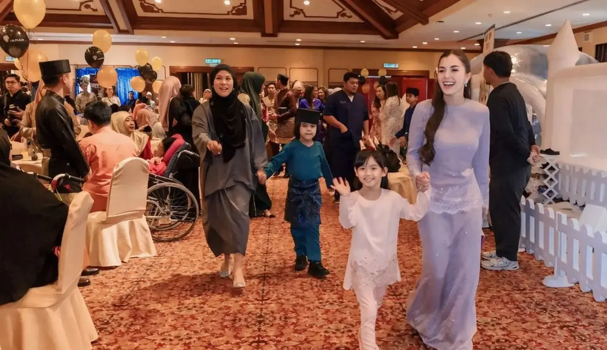 Tanpa kerudung, Anisha Rosnah menata rambut panjangnya dengan curl half ponytail yang manis [@tmski]