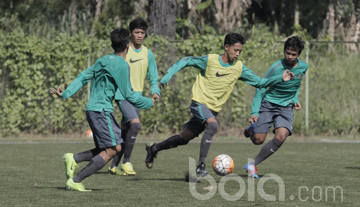 Pemain seleksi Timnas Indonesia U-16, Ikhsanul Zikra, berusaha melewati para pemain peserta seleksi lainnya. latihan kali ini lebih menekankan ke pemahaman taktik bertahan, menyerang dengan transisi. (Bola.com/M Iqbal Ichsan)