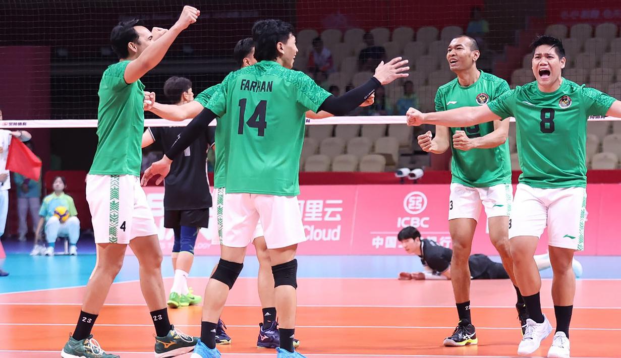 Selebrasi para pemain Timnas bola voli putra Indonesia setelah Jasen Natanael Kilanta (kanan) mencetak poin  saat menghadapi Korea Selatan pada laga perebutan peringkat 7-8 Asian Games 2022 di LSC Gymnasium, Hangzhou, China, Selasa (26/9/2023) siang WIB. (AVCVolley)