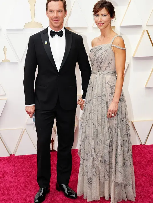 Benedict Cumberbatch dan Sophie Hunter tampil menawan di red carpet Oscar 2022. Aktor berkebangsaan inggris ini kenakan tuxedo hitam, sementara Sophie tampil menawan dalam gaun Dior Haute Couture Spring-Summer 2020 “Cloud”. (dok/Dior).