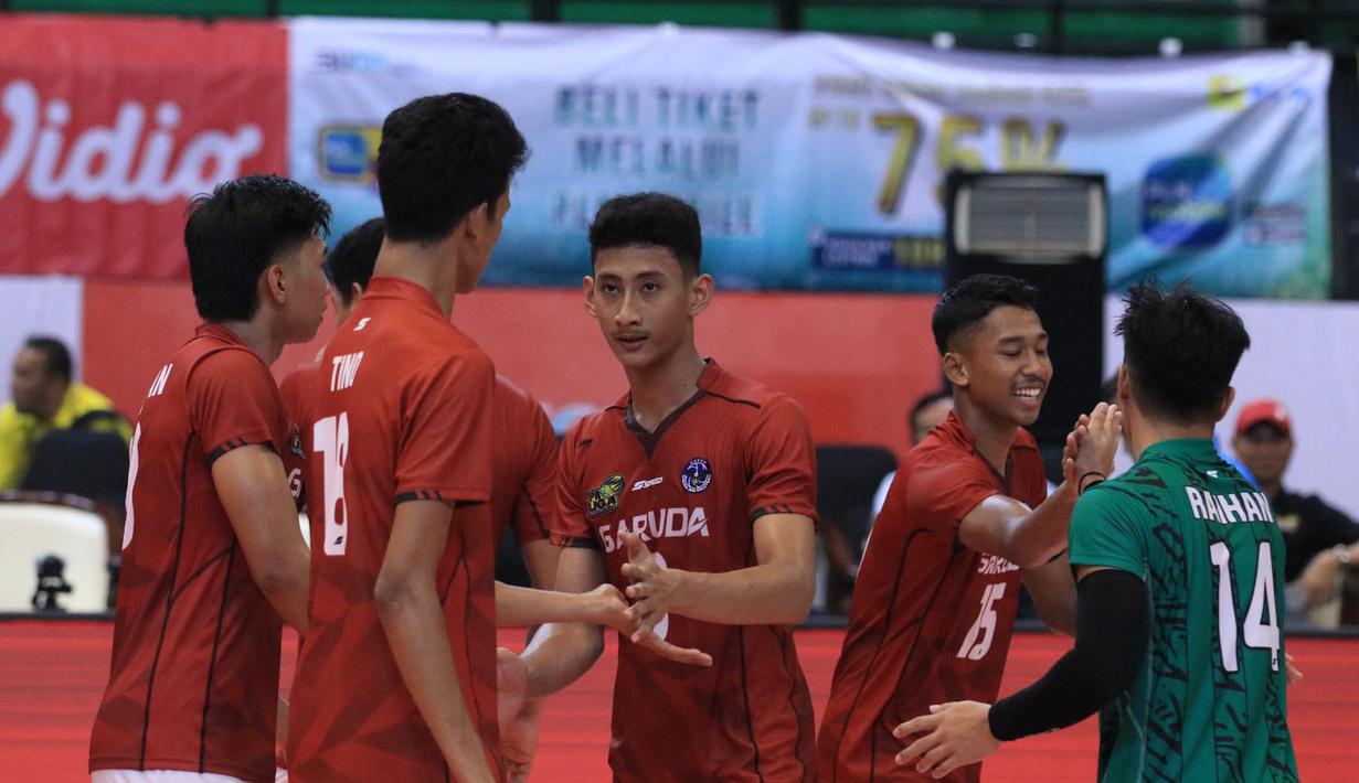 <p>Selebrasi para pemain Jakarta Garuda Jaya, Rangga Dwi Hatmojo (tengah) dkk setelah mencetak angka saat menghadapi Jakarta Pertamina Pertamax pada laga pekan pertama putaran I PLN Mobile Proliga 2024 di GOR Amongrogo, Yogyakarta, Sabtu (27/4/2024). Jakarta Garuda Jaya kalah 0-3 (16-25, 23-25, 15-25). (Dok. PBVSI)</p>