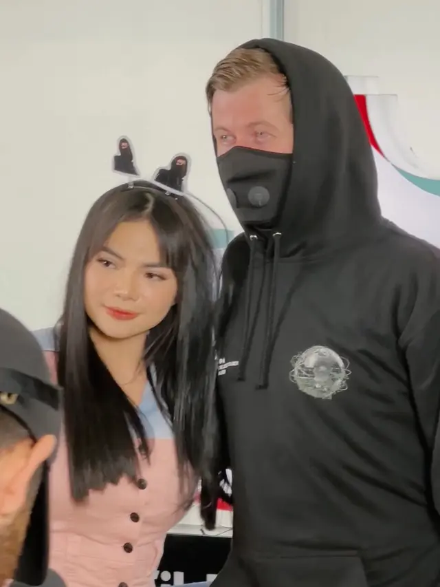 [Fimela] Dinar Candy dapat kejutan dari Alan Walker