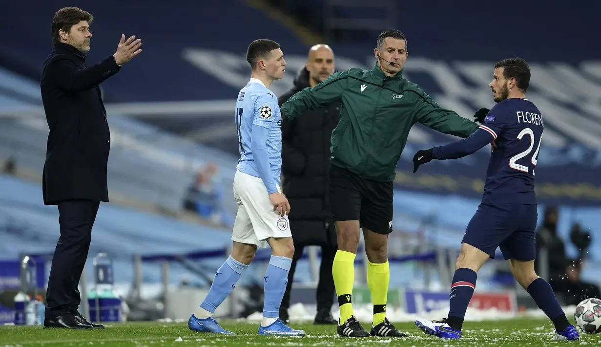 Bek Paris Saint-Germain, Alessandro Florenzi (kanan) terlibat pertikaian dengan gelandang Manchester City, Phil Foden dalam laga leg kedua semifinal Liga Champions 2020/2021 di Etihad Stadium, Selasa (4/5/2021). PSG kalah 0-2 dari Manchester City. (AP/Dave Thompson)