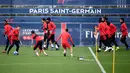 Para pemain Paris Saint-Germain (PSG) mengikuti sesi latihan jelang laga Liga Champions di Paris, Selasa (27/11). PSG akan berhadapan dengan Liverpool. (AFP/Franck Fife)