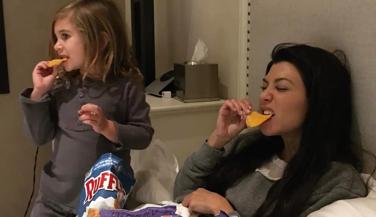 Kourtney Kardashian tak segan untuk makan snack malam-malam demi menghabiskan waktu bareng sang anak nih! (instagram/kourtneykardash)