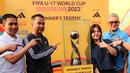 Pj Gubernur Jawa Barat, Bey Machmudin (Kedua kiri) dan Pj Walikota Bandung, Bambang Tirtoyuliono (kanan) didampingi Waketum PSSI, Ratu Tisha berfoto bersama trofi Piala Dunia U-17 2023 dalam rangkaian acara Trophy Tour Experience menyambut Piala Dunia U-17 di Cikapayang Dago Park, Bandung, Minggu (22/10/2023) pagi WIB. (Bola.com/Bagaskara Lazuardi)