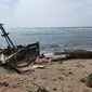 Bangkai kapal kayu milik nelayan yang terdampar di bibir Pantai Anyer Carita usai Tsunami Selat Sunda (Liputan6.com / Nefri Inge)
