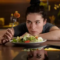 Diet ketat untuk menjaga berat badan ideal (Foto: Freepik.com)