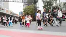 Masyarakat yang akan merayakan malam tahun baru di sepanjang Jalan Sudirman-Thamrin dihimbau agar menggunakan angkutan umum. (Liputan6.com/Herman Zakharia)