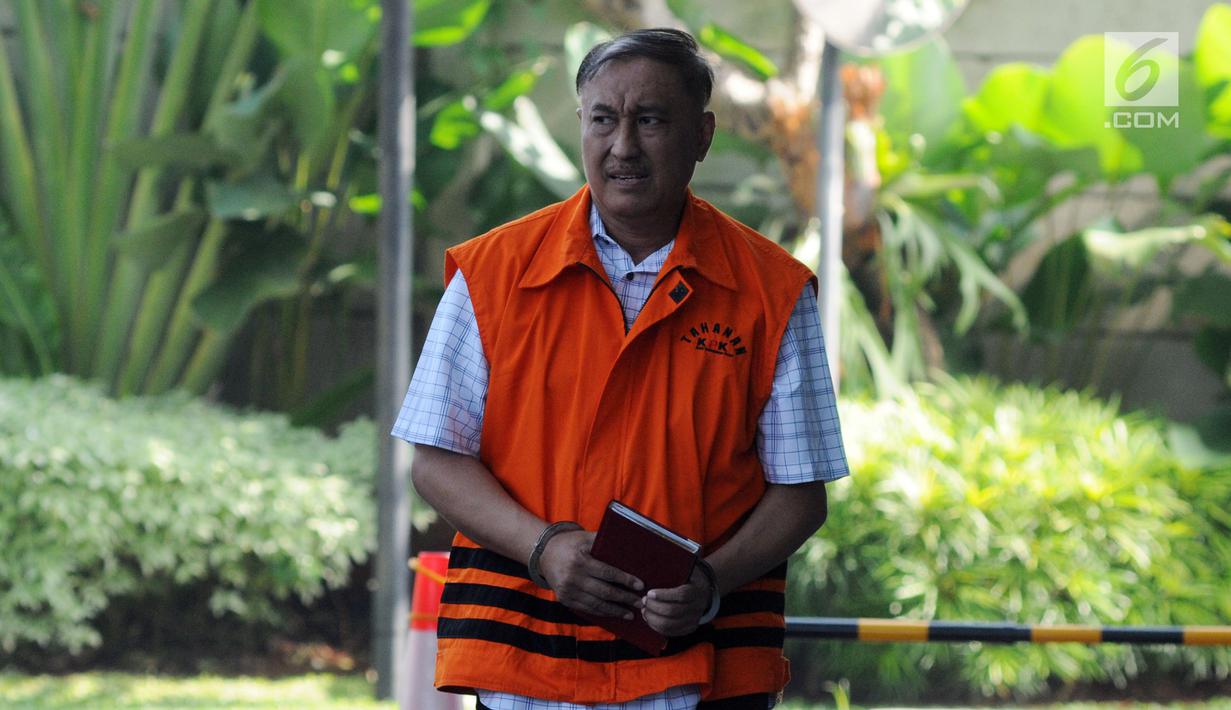 Anggota Komisi VIII DPR Fraksi Golkar nonaktif Markus Nari tiba di Gedung KPK, Jakarta, Jumat (3/5/2019). Markus Nari diperiksa untuk pelengkapan berkas terkait kasus dugaan korupsi proyek pengadaan e-KTP. (merdeka.com/Dwi Narwoko)