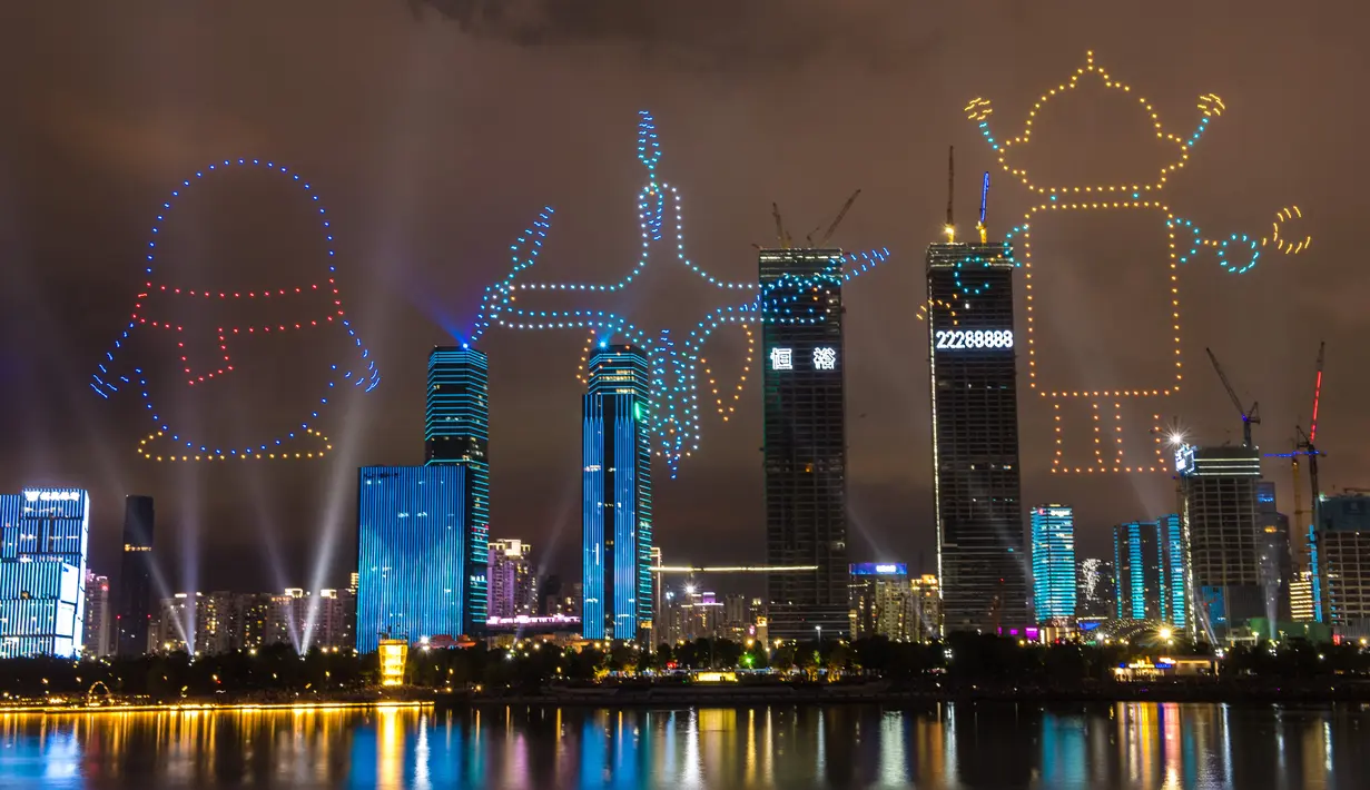 Pertunjukan cahaya yang digelar di Shenzhen, Provinsi Guangdong, China, 26 Agustus 2020 . Pertunjukan cahaya tersebut melibatkan 826 drone yang dikombinasikan dengan lampu-lampu kota dan dimulai pukul 20.26 waktu setempat pada 26 Agustus di Shenzhen. (Xinhua/Mao Siqian)