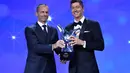 Penyerang Bayern Munchen, Robert Lewandowski menerima penghargaan Pemain Terbaik UEFA dari Presiden UEA Aleksander Ceferin dalam acara UEFA Awards di Genewa, Swiss (1/10/2020). (Harold Cunningham / AFP / UEFA)