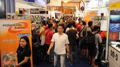 Ratusan pengunjung memadati ruas jalan pada pameran Deep & Extreme Indonesia 2016 di JCC, Jakarta, Sabtu (2/4/2016). Pameran ini juga memasarkan kelengkapan olahraga ekstrim. (Liputan6.com/Helmi Fithriansyah)