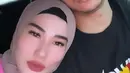 <p>Keputusan Stevie Agnecya untuk memakai hijab mendapat dukungan penuh dari sang suami. (Foto: Instagram/@steviagnecya)</p>