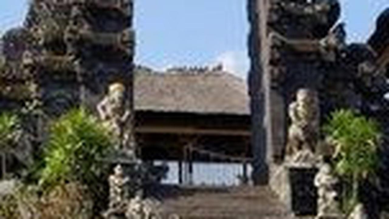 Turis Terbantu Buku Panduan Do's and Don'ts Berlibur di Bali, Usul Ditempel di Tempat Umum Agar Efektif