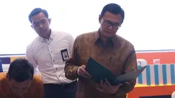 Direktur Utama BNI Achmad Baiquni bersiap mengikuti Rapat Umum Pemegang Saham Luar Biasa (RUPSLB) di Jakarta, Jumat (30/8/2019). Rapat juga memberhentikan secara hormat Catur Budi Harto dari posisi Direktur Bisnis Usaha Mikro Kecil Menengah (UMKM) dan Jaringan BNI. (Liputan6.com/Angga Yuniar)